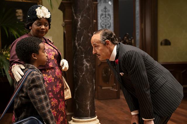 画像: オクタヴィア・スペンサー(左奥)、スタンリー・トゥッチ(右)
