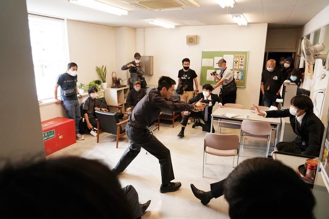 画像2: 松坂桃李主演映画『孤狼の血 LEVEL2』迫真の演技、メイキング写真解禁!