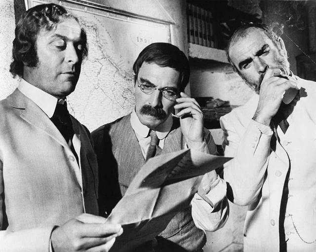 画像: 『王になろうとした男』(1975)でマイケル・ケイン、ショーン・コネリーと