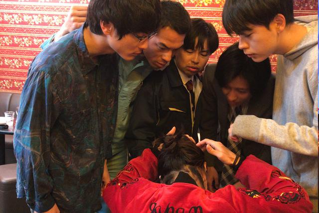 画像3: 映画『くれなずめ』成田凌のカラオケ熱唱、高良健吾と屋台おでん他アラサー男子のメイキング写真解禁!