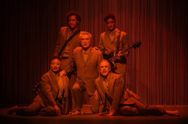 画像4: 『アメリカン・ユートピア』の上映に先駆けて、コンサート映画の金字塔『STOP MAKING SENSE』がスクリーンに蘇る!