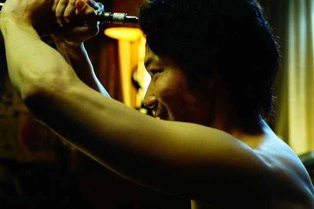 画像1: 映画『ホムンクルス』Netflixにて4月22日より配信決定!綾野剛&成田凌、衝撃の場面写真解禁!