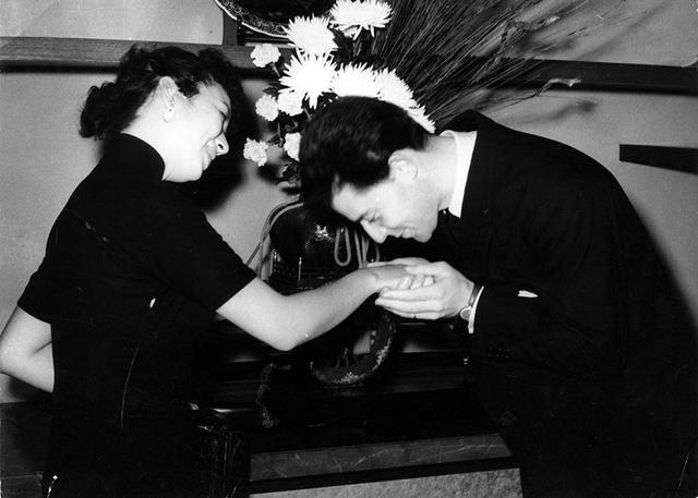 画像: 1953年に行なわれた第一回フランス映画祭で来日したジェラール・フィリップが日本の大女優、京マチ子に挨拶を