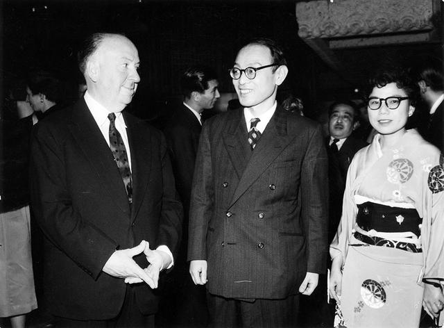 画像: 1955年に初来日したアルフレッド・ヒッチコック監督と談笑する評論家の双葉十三郎さん、本誌・石井編集長(初代)