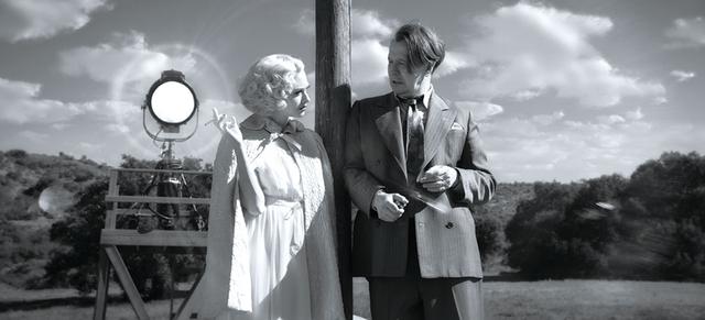 画像: 『Mank /マンク』のアマンダ・サイフリッドとゲイリー・オールドマン Netflix映画『Mank /マンク』独占配信中