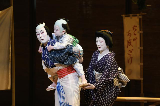 画像: 写真左から:中村勘九郎、中村長三郎「、中村七之助