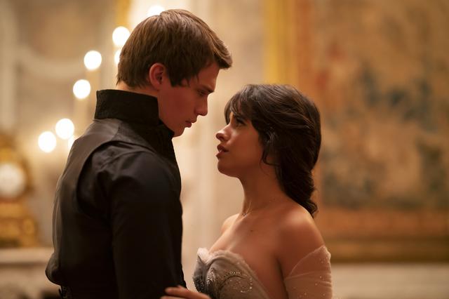 画像: プリンス・チャーミングを演じるのは英国出身のニコラス・ガリツィン (c)Amazon Studios