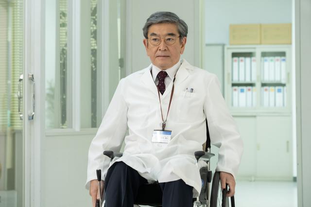 画像5: 5月31日 (月) 放送の仲間由紀恵主演×松村北斗出演ドラマ「女王の法医学~屍活師~」場面写真&仲間・松村のコメント到着!