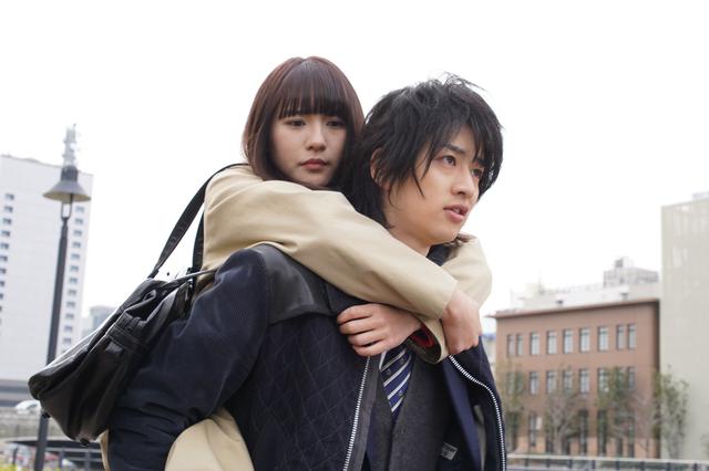 画像1: 浅川梨奈×飯島寛騎「悪魔とラブソング」おんぶシーンほか場面写真到着!
