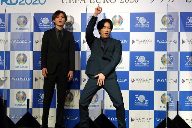 画像: キングカズのカズダンスをまねる知念侑李(Hey! Sɑy! JUMP)。写真:左から薮宏太、知念侑李