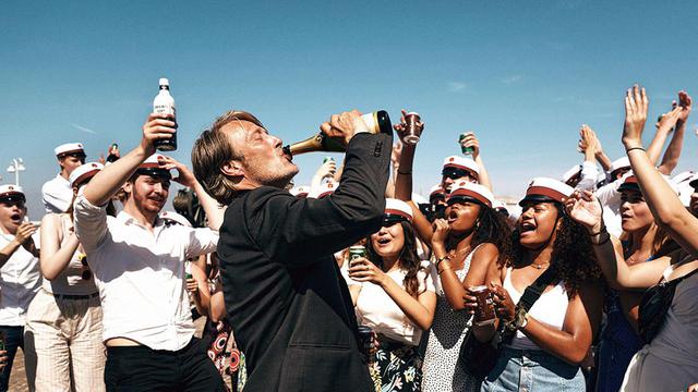 画像: マッツ・ミケルセンが酔っ払いの高校教師に!