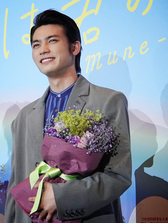 画像3: 髙橋洋人監督からキャストに、それぞれをイメージした花束のサプライズ