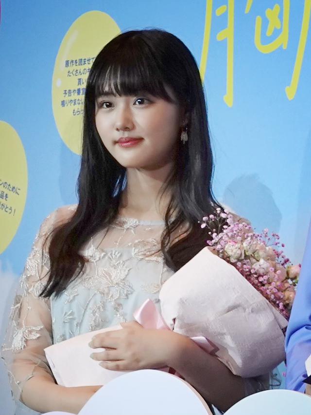 画像4: 髙橋洋人監督からキャストに、それぞれをイメージした花束のサプライズ