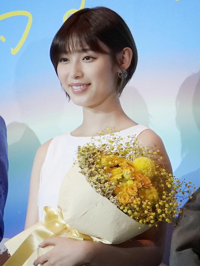 画像2: 髙橋洋人監督からキャストに、それぞれをイメージした花束のサプライズ