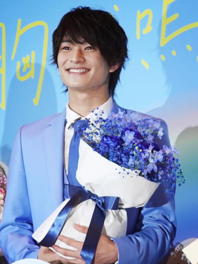 画像1: 髙橋洋人監督からキャストに、それぞれをイメージした花束のサプライズ