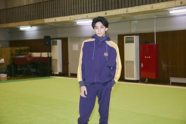 画像1: 《長妻怜央》舞台『タンブリング』インタビュー:「出演が決まったその日から柔軟体操を始めました」