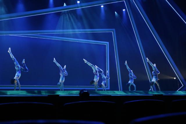 画像: 鹿倒立の演技 撮影:小堺勝巳