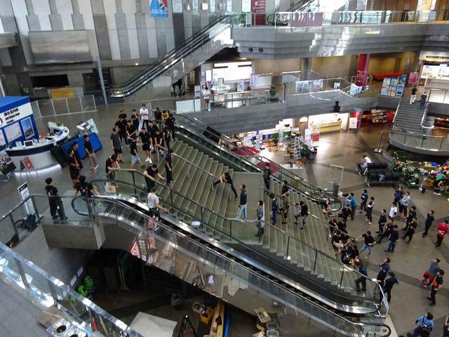 画像2: 妻夫木聡らと400人のエキストラが空港ロビーで大暴れ
