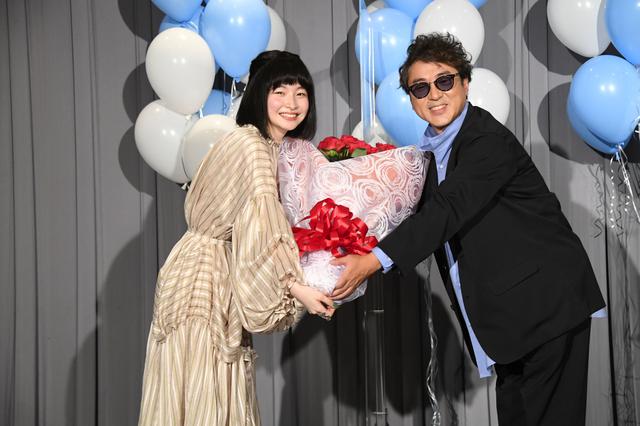 画像1: “ム(6)ロ (6)”にかけて、真っ赤なバラ 66 本の花束が手渡されたムロ