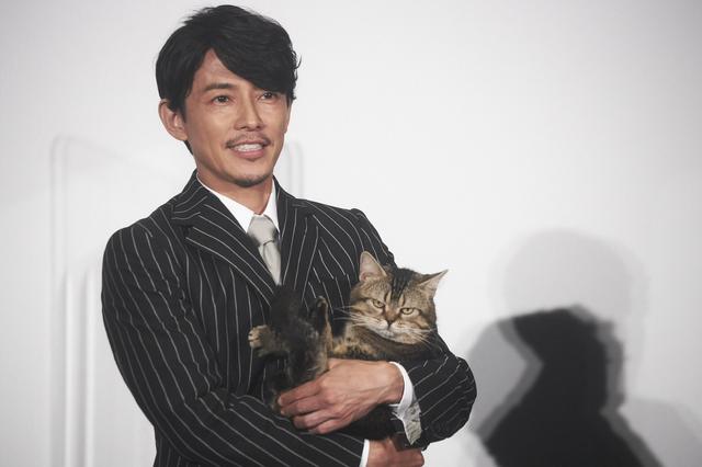 画像: サプライズで宗一郎の相棒猫であるピートが藤木に抱えられて登場