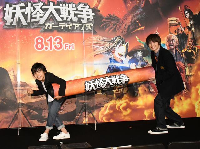 画像: “バトンタッチ”セレモニー『妖怪大戦争』特製の巨大バトンが神木隆之介から寺田心へ