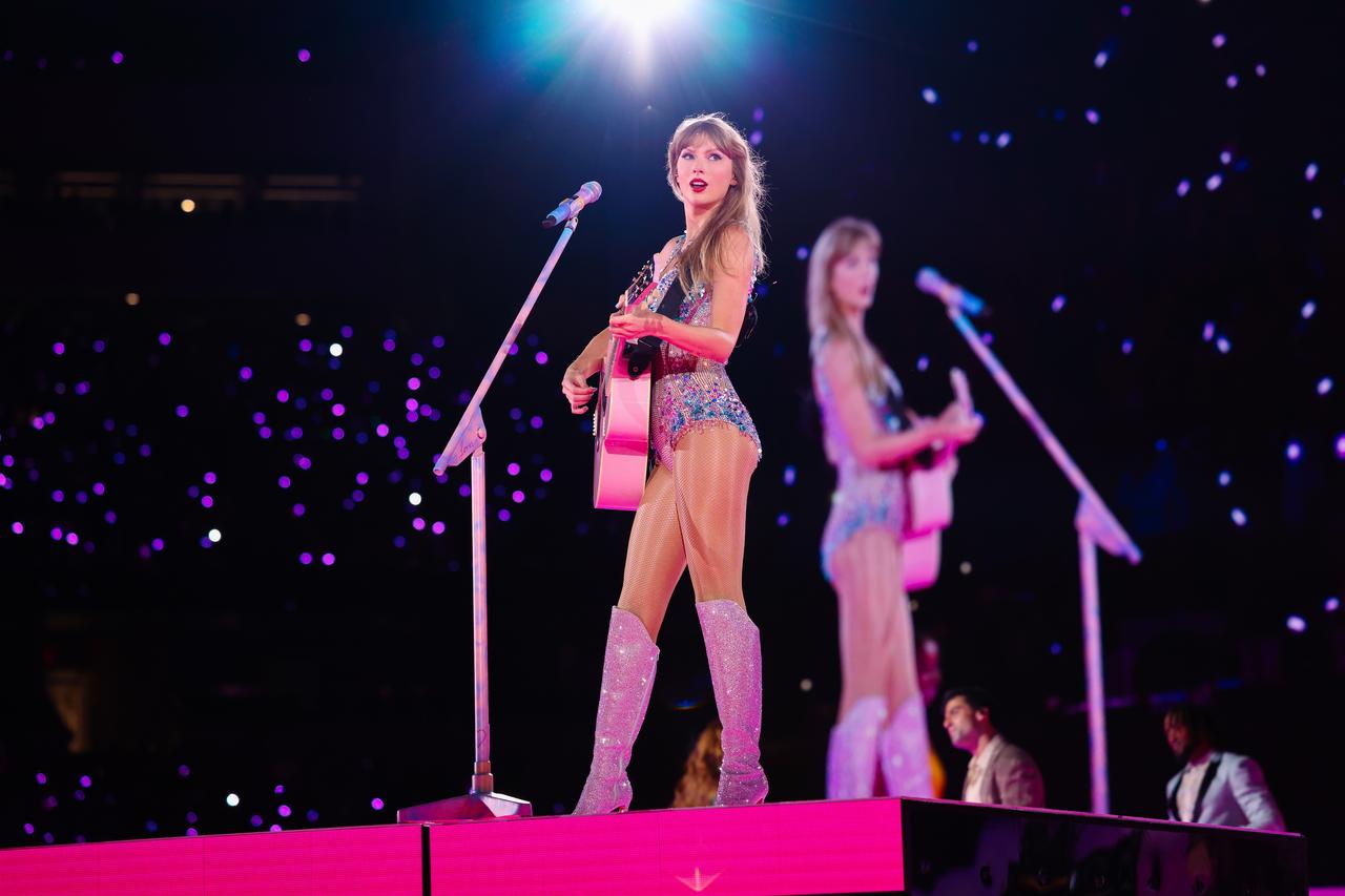 値下げ　Taylor Swift The Eras Tour フーディ　Mサイズ 本日公開！『テイラー・スウィフト: THE ERAS TOUR』世界でチケット