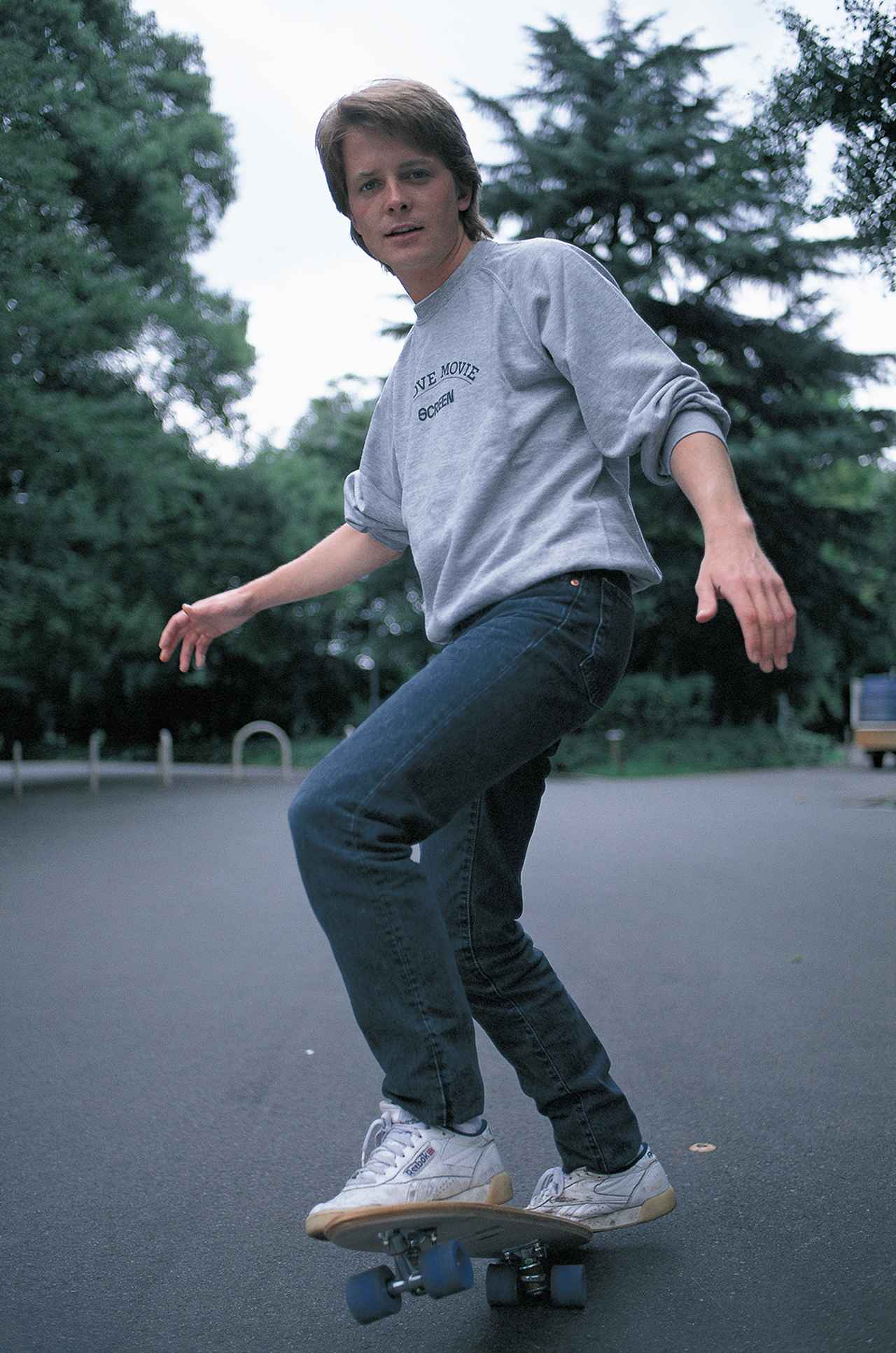 画像: さとりさんの前に颯爽とスケボーで現れたマイケルは編集部にも妙技を披露してくれました。