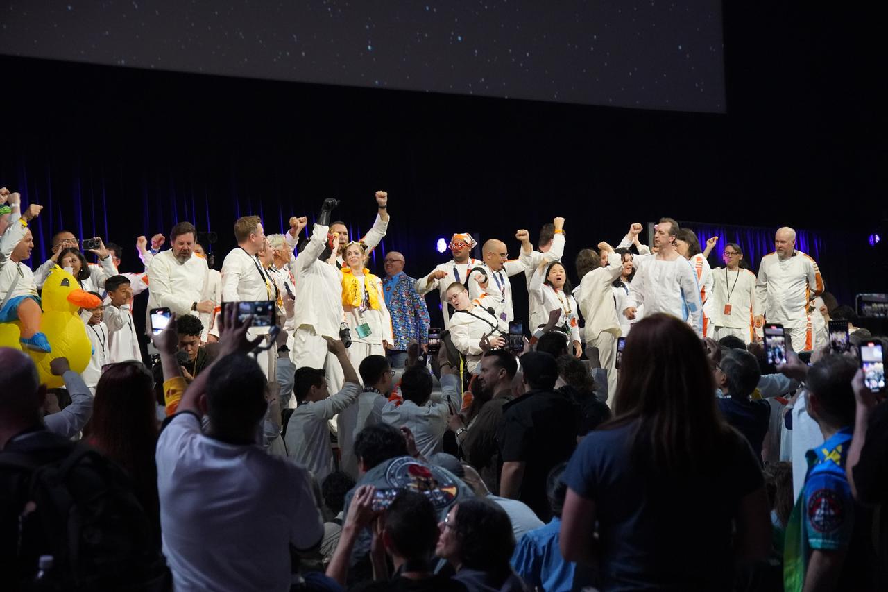 画像: パネル開演前には、ステージ上にナーキーナ5の囚人服を着たSWファンが集結。 100人予定が120人集合し、司会者にツッコまれていた。