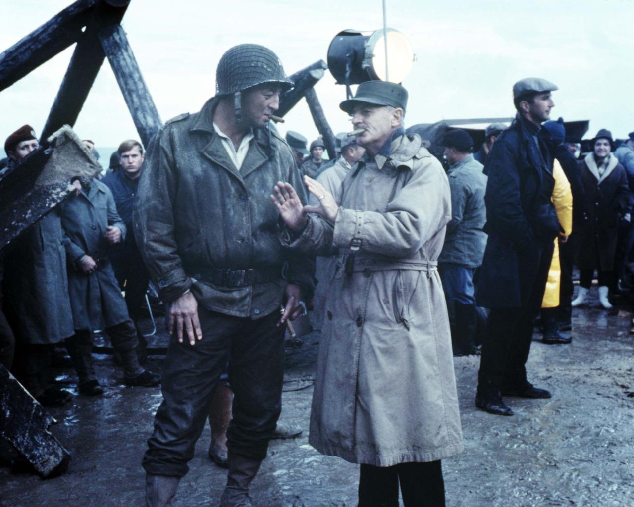 画像: 『史上最大の作戦』撮影中のザナック（右） Photo by Silver Screen Collection/Getty Images