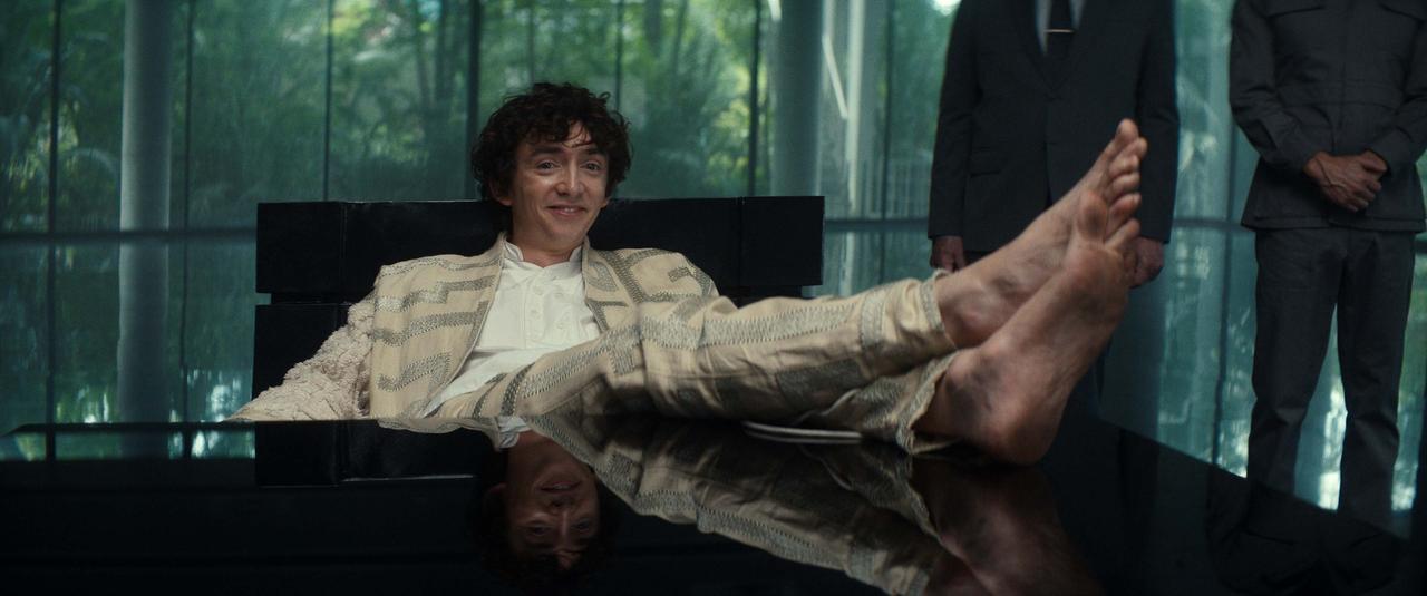 画像: 重要人物の一人・大企業CEOカヴァリエ（サミュエル・ブレンキン）