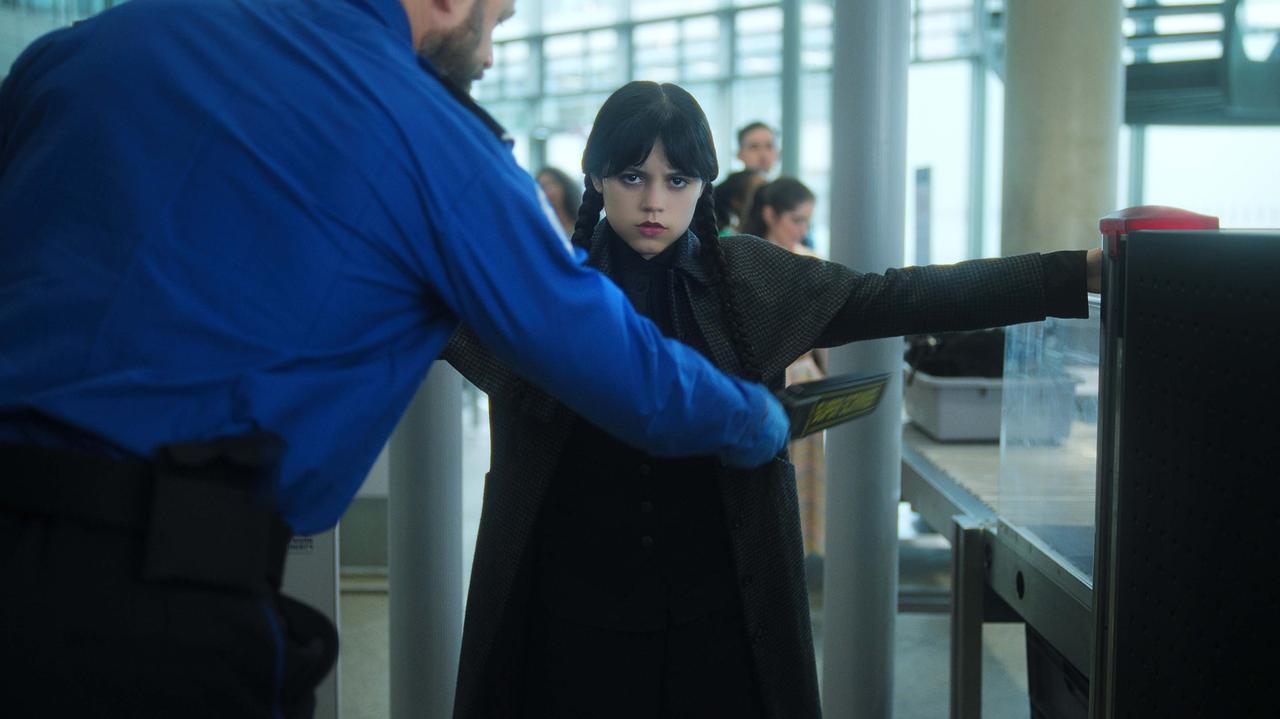 画像: 物語冒頭でウェンズデーは“頭剥ぎ男”を追いカンザスへ