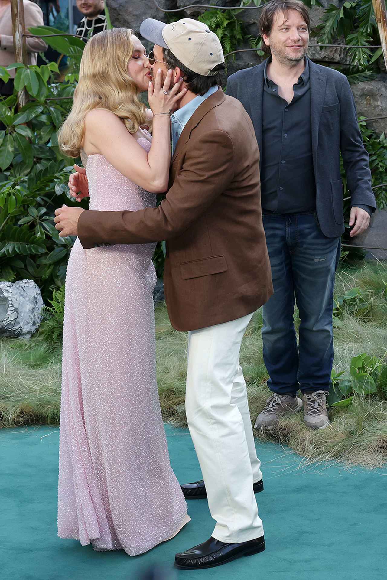 画像: 共演のジョナサン・ベイリーと熱烈フレンドキス！