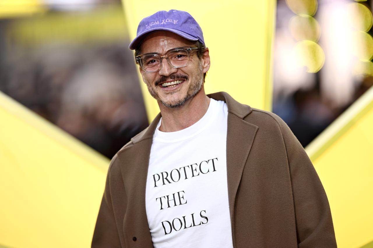 画像: “Protect the Dolls”というロゴが入ったTシャツを着用して『サンダーボルツ*』のプレミアに出席したぺドロ （※“Dolls”はLGBTQIA +コミュニティにおけるトランス女性を意味している）