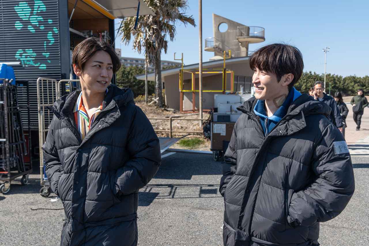 画像5: 『事故物件ゾク 恐い間取り』亀梨和也が本人役で出演！新場面写真＆渡辺翔太との熱烈ハグも切り取ったメイキング写真解禁