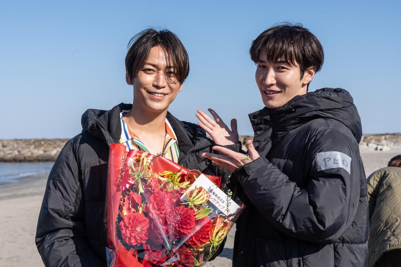 画像3: 『事故物件ゾク 恐い間取り』亀梨和也が本人役で出演！新場面写真＆渡辺翔太との熱烈ハグも切り取ったメイキング写真解禁