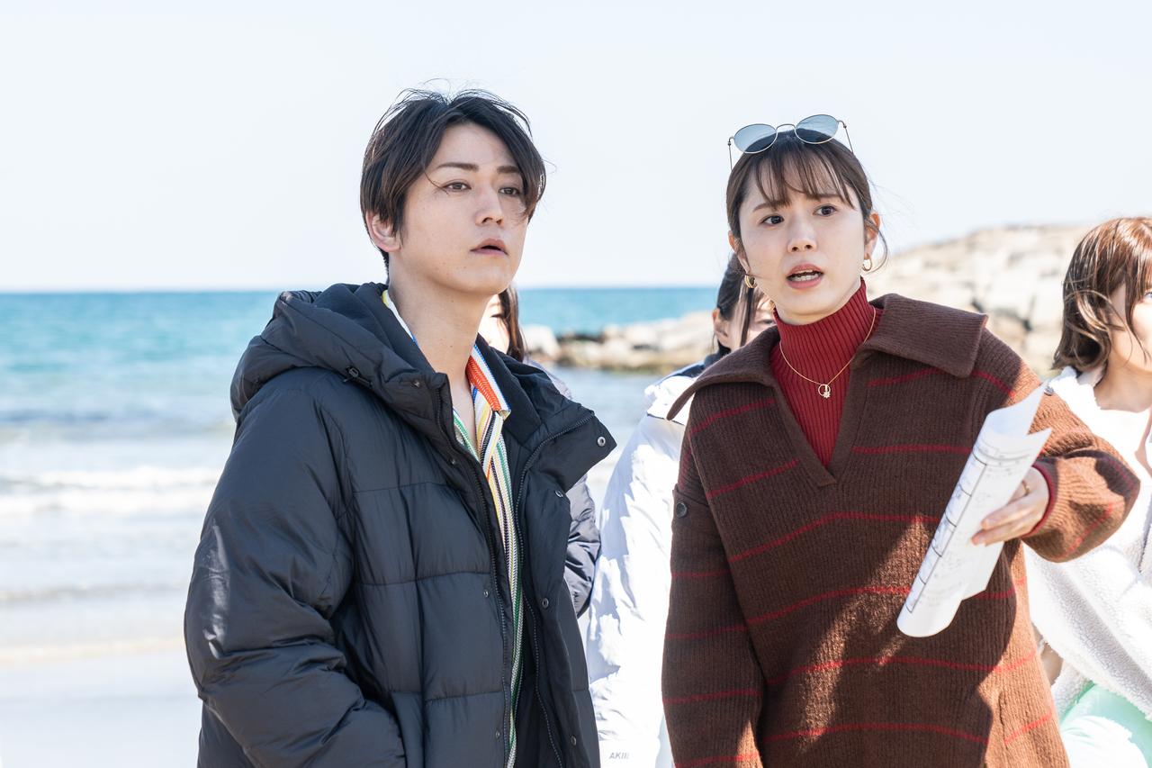 画像2: 『事故物件ゾク 恐い間取り』亀梨和也が本人役で出演！新場面写真＆渡辺翔太との熱烈ハグも切り取ったメイキング写真解禁