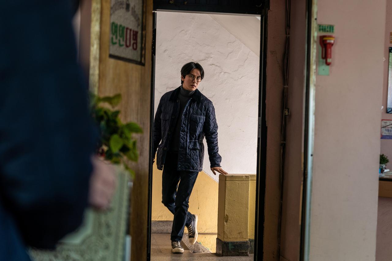 画像2: 事件を予言した小説家（キム・ナムギル）が疑惑の渦中に！