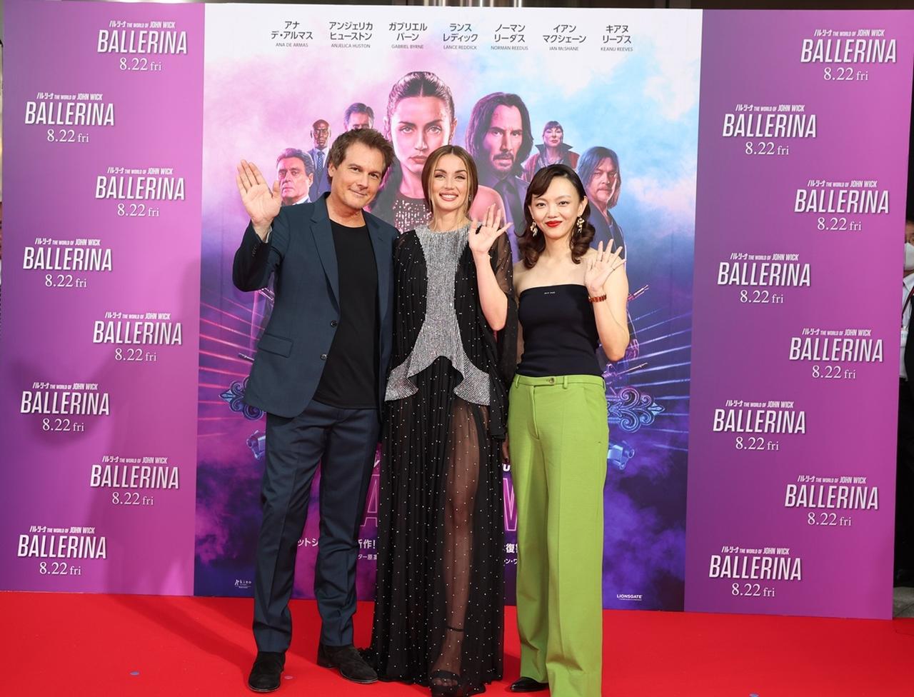 画像: アナ・デ・アルマスとレン・ワイズマン監督がジャパン・プレミアに登場。右は共演の福島リラ