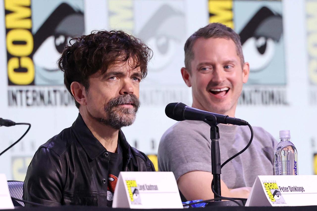 画像: 『ザ・トキシック・アベンジャー』のピーター・ディンクレイジ（左）、イライジャ・ウッド Photo by Amy Sussman/Getty Images