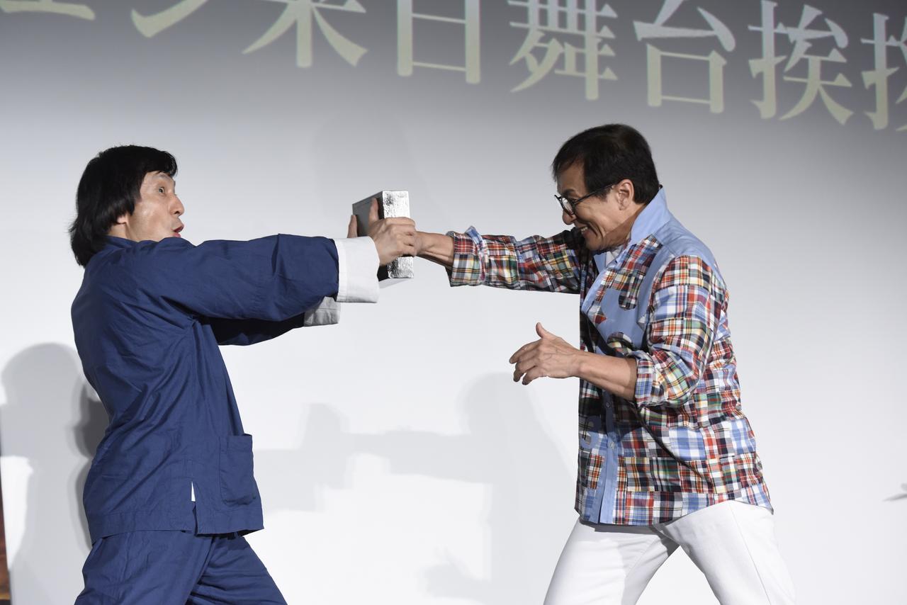 画像: ジャッキーちゃんと手形イベントを共同で行う