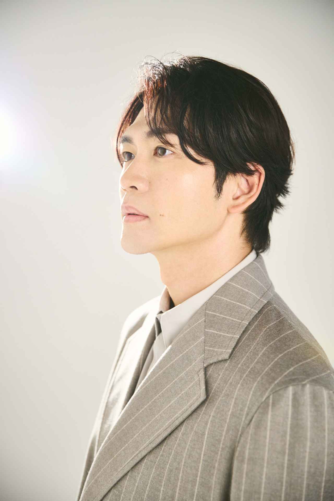 画像2: “プライベートではもともと親交があって。逆に現場ではちょっと照れくさかったですね。” (松下)“『うちら同じ仕事してたんだよね』ってなりました(笑)。” (広瀬)