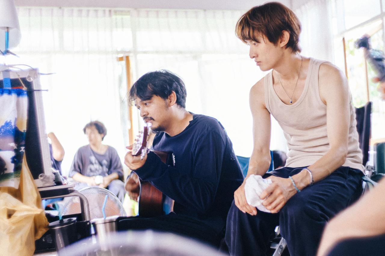 画像3: 森崎ウィン&向井康⼆(Snow Man)、バンコクの撮影現場で育んだ自信と手応え! 映画『(LOVE SONG)』タイ流“フレキシブル撮影”の舞台裏を公開!