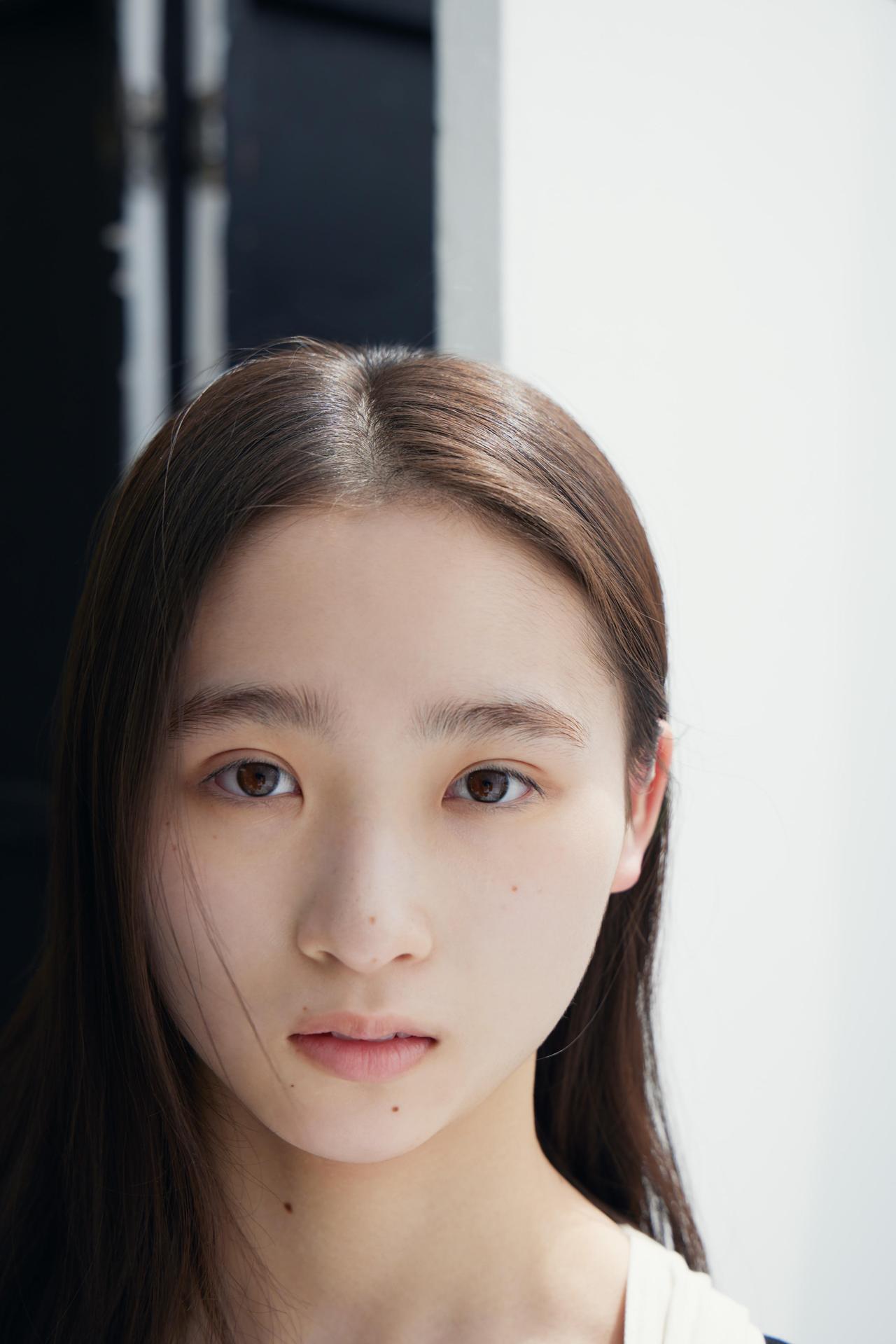 画像1: まったく新しい視点で15歳のテニスプレーヤーの⼼に迫った、静かなる傑作『ジュリーは沈黙したままで』
伊東蒼が映画予告初ナレーションに挑戦︕