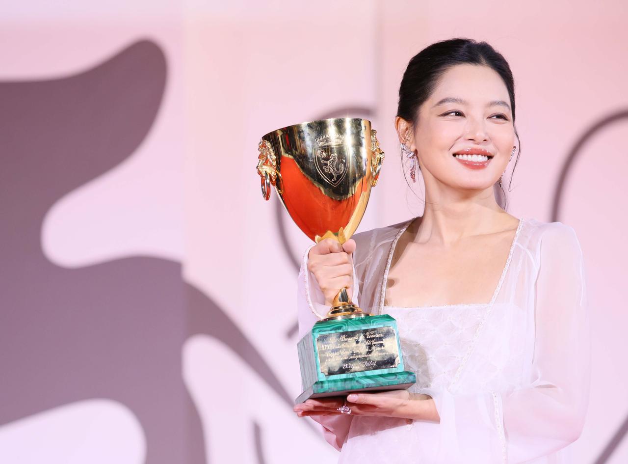 画像: 女優賞は『The Sun Rises on Us All』のシン・ジーレイが受賞 Photo by JB Lacroix/FilmMagic