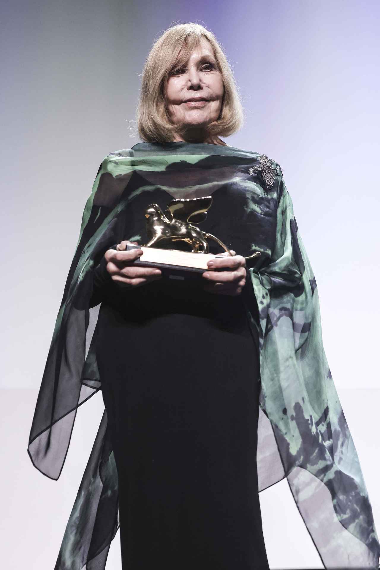 画像: 往年の大女優キム・ノヴァクに栄誉金獅子賞が渡された Photo by Alessandra Benedetti - Corbis/Corbis via Getty Images