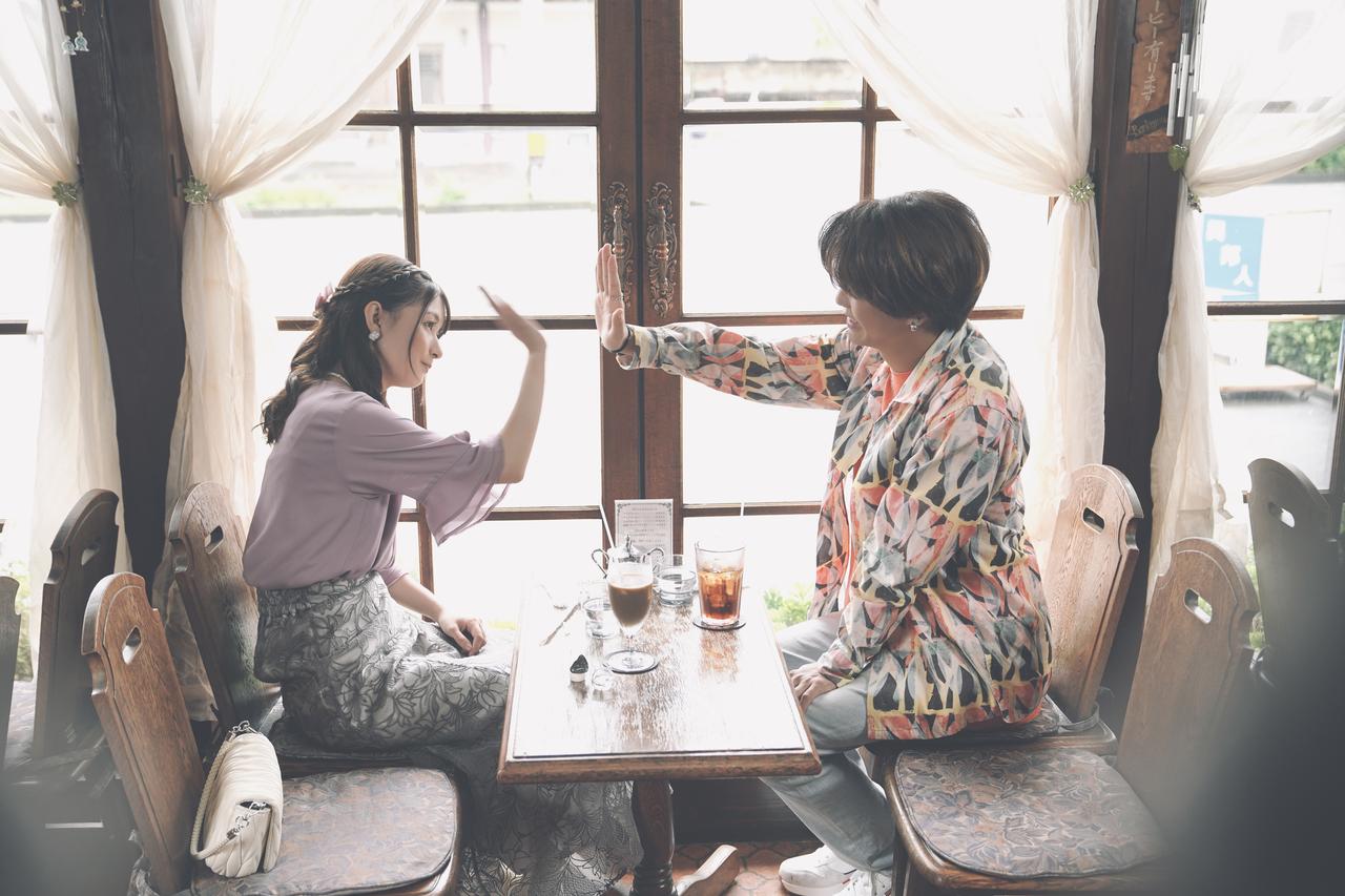 画像1: 「いつもの喫茶店で」過ごす陸(芳根京子)とまなみ(髙橋海人)『君の顔では泣けない』“切ないハイタッチ”場面写真が解禁