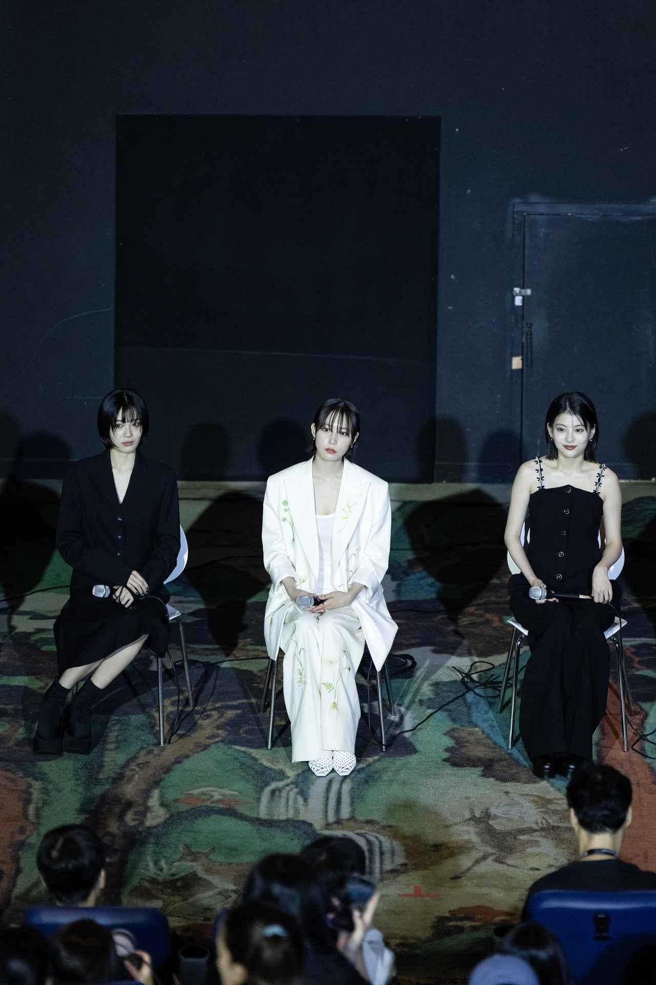 画像: ©2026「万事快調」製作委員会 キャスト3名:左から吉田美月喜、南沙良、出口夏希