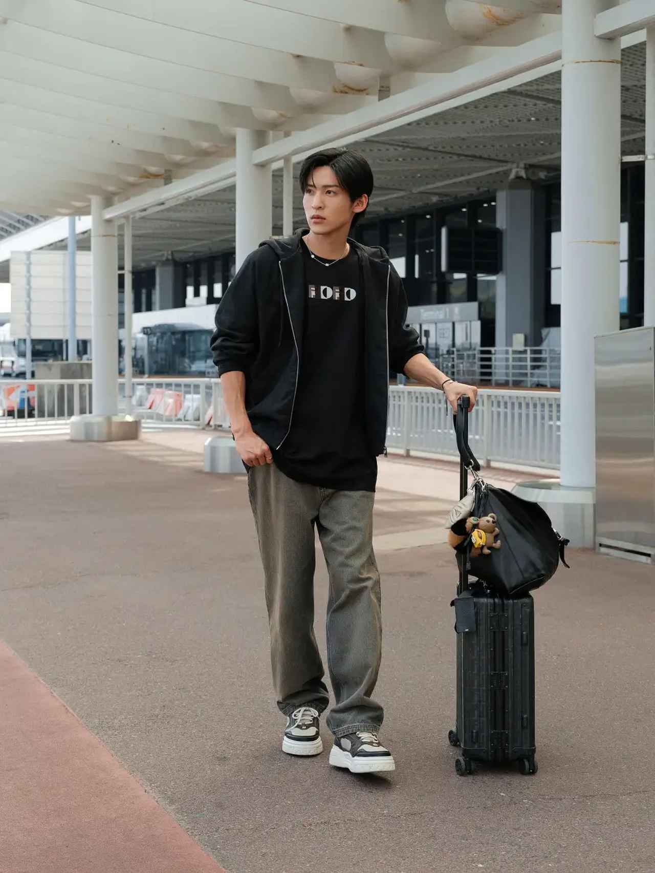 画像: Snow Manの目黒蓮、ミラノへ向けて全身フェンディ(FENDI)ルックの空港ファッション披露