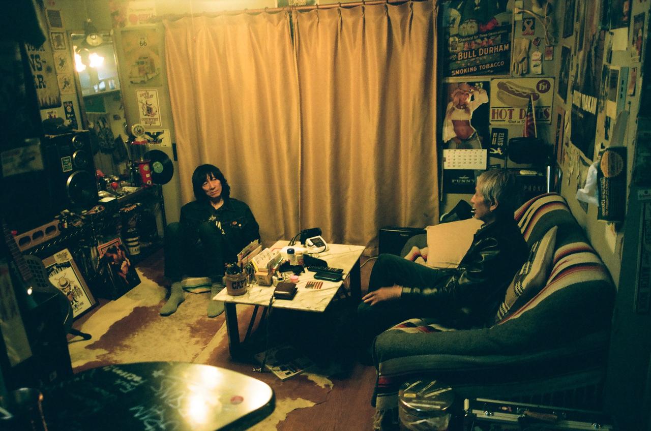 画像: EROの部屋で語り合う吉井とERO