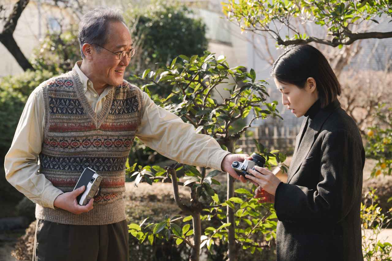 画像1: 行き詰まった脚本家が、旅先での出会いをきっかけに ほんの少し歩みを進める――